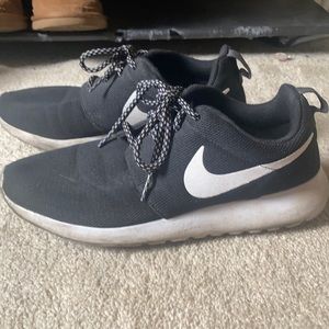 Women’s size 8 Roshes